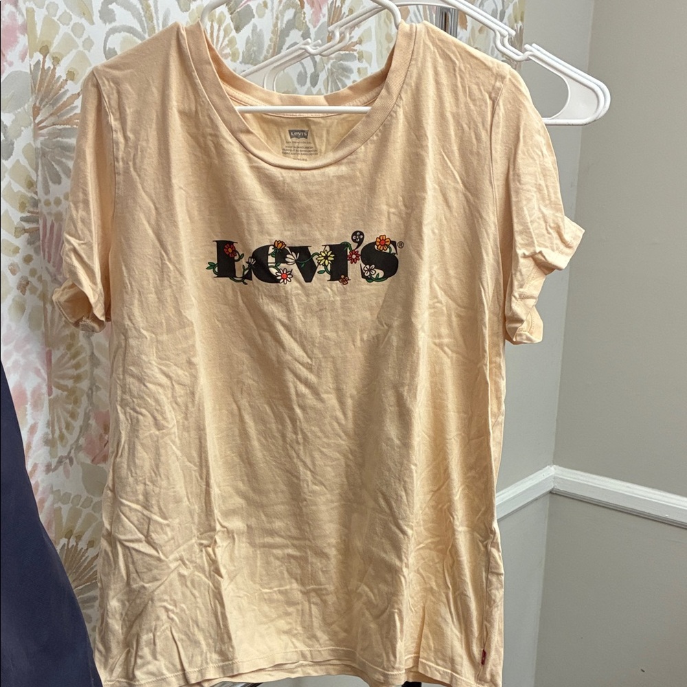 Women’s Levi’s shirt